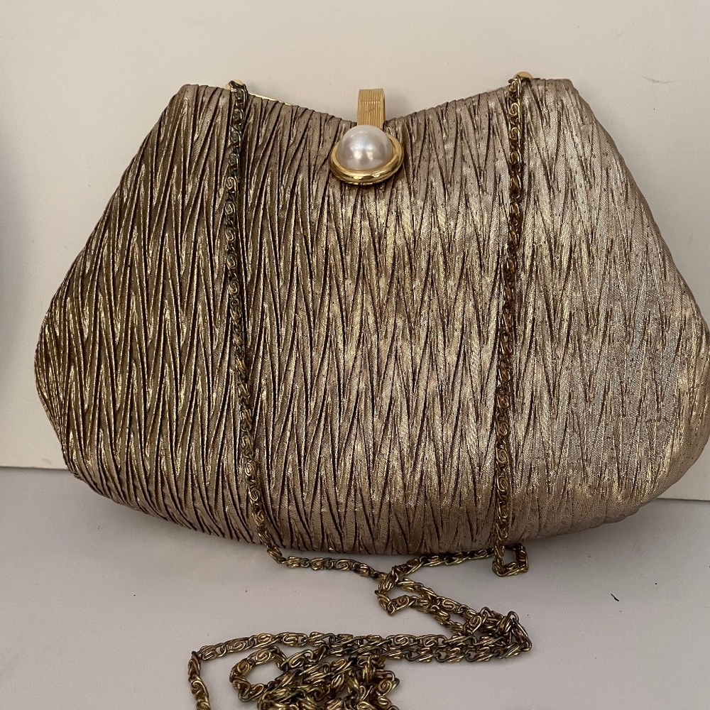 La Regale Ltd. Dinner Bag Gold pleated ~ pearl flip clip closure w/chain